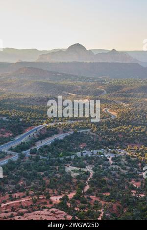 Golden Hour sur Bell Rock et Winding Road de Sedona Banque D'Images