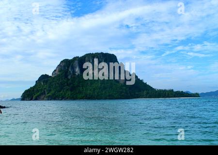 Vue sur la mer d'une île dans la mer d'Andaman, Krabi, Thaïlande Banque D'Images