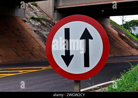 Panneau de signalisation indiquant les deux sens Banque D'Images