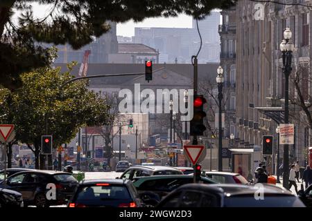 Porto, Portugal - 03.02.2024 : trafic chaotique sur l'Avenida dos Aliados avec travaux sur la nouvelle station de métro dans le centre de Porto Banque D'Images