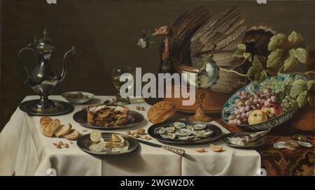 Nature morte avec une tarte à la dinde, Pieter Claesz, 1627 peinture nature morte avec une tarte à la dinde. Table avec une nappe de damassé blanc qui sont des assiettes en fer blanc avec une tarte, des huîtres, du citron, du sel et du poivre et des olives (?). En outre, une cruche en étain, roemer, couteau, noix, sandwichs, une tasse nautilus et une balance wan li avec des fruits. À l'arrière se trouve une grande tarte sur laquelle est posée une dinde. panneau. pièce de banquet peinture à l'huile. oiseaux marcheurs et coureurs : turquie. mollusques : huîtres. fruits Banque D'Images