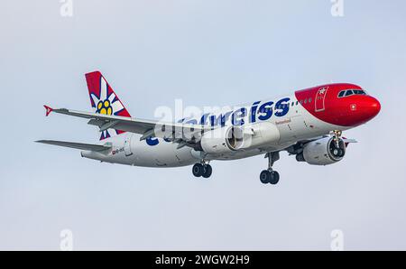 Ein Airbus A320-214 von Edelweiss Air befindet sich im Landeanflug auf den Flughafen Zürich. Enregistrement HB-IHX. (Zürich, Schweiz, 14.01.2024) Banque D'Images