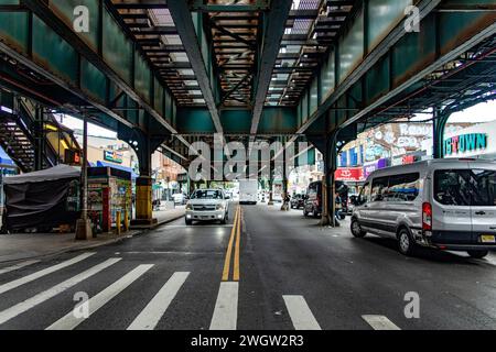 New York, États-Unis ; 3 janvier 2024 : une des sections de la Grand Concourse Avenue dans le quartier du Bronx, avec des rails de métro dans les airs à New York. Banque D'Images