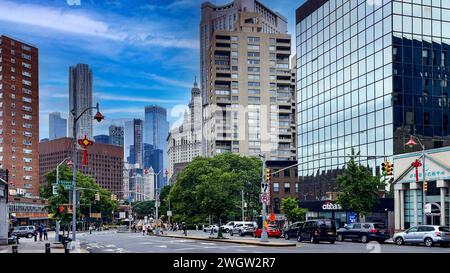 New York, USA ; 3 janvier 2024 : la célèbre Grand Concourse Avenue dans le Bronx, un quartier célèbre et typique de la Big Apple, sous un ciel bleu. Banque D'Images