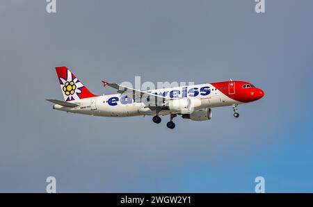 Ein Airbus A320-214 von Edelweiss Air befindet sich im Landeanflug auf den Flughafen Zürich. Enregistrement HB-IHX. (Zürich, Schweiz, 14.01.2024) Banque D'Images