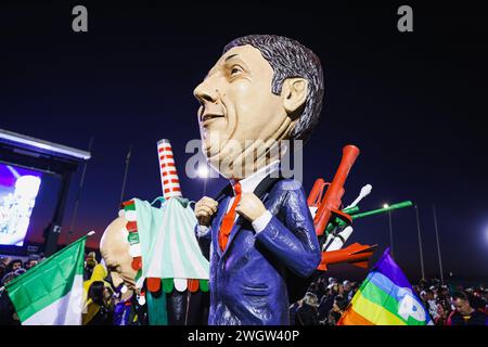 Viareggio, Italie. 03rd Feb, 2024. Un flotteur satirant Matteo Renzi est exposé lors de la première parade masquée du Carnaval de Viareggio à Viareggio, Italie, le 3 février 2024. (Photo par Alessandro Bremec/NurPhoto)0 crédit : NurPhoto SRL/Alamy Live News Banque D'Images
