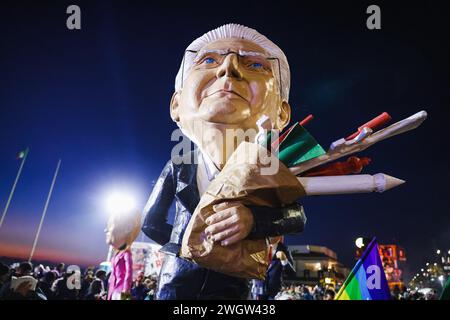 Viareggio, Italie. 03rd Feb, 2024. Un char avec une représentation satirique de Sergio Mattarella participe au premier défilé masqué du Carnaval de Viareggio à Viareggio, Italie, le 3 février 2024. (Photo de Alessandro Bremec/NurPhoto) crédit : NurPhoto SRL/Alamy Live News Banque D'Images