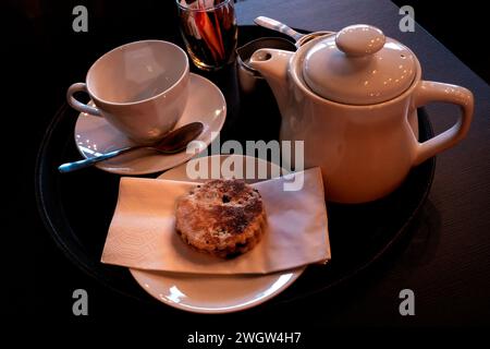 Gâteau gallois avec une théière. Thé traditionnel au pays de Galles. Culture galloise. Tradition galloise. Nourriture et boissons au pays de Galles. Pic Ar y maen celtique Banque D'Images