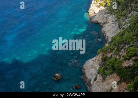 Point de vue des falaises de Kambi à Zakinthos Grèce île. Belle côte de falaise sur l'île grecque. Falaises sauvages de l'ouest de Zakynthos Banque D'Images