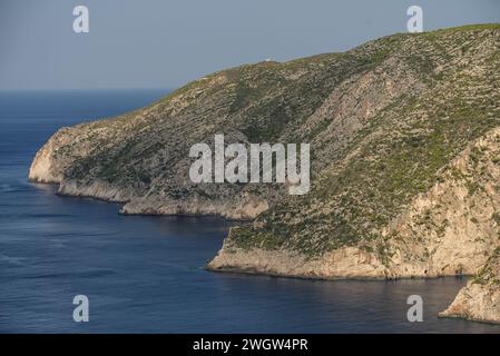 Point de vue des falaises de Kambi à Zakinthos Grèce île. Belle côte de falaise sur l'île grecque. Falaises sauvages de l'ouest de Zakynthos Banque D'Images