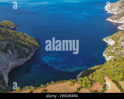 Point de vue des falaises de Kambi à Zakinthos Grèce île. Belle côte de falaise sur l'île grecque. Falaises sauvages de l'ouest de Zakynthos Banque D'Images