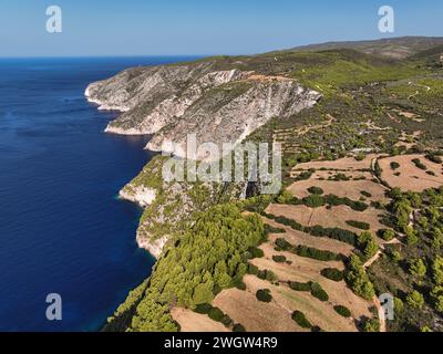 Point de vue des falaises de Kambi à Zakinthos Grèce île. Belle côte de falaise sur l'île grecque. Falaises sauvages de l'ouest de Zakynthos Banque D'Images