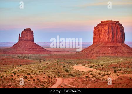 Monument Valley Buttes à Golden Hour, paysage du désert de l'Arizona Banque D'Images