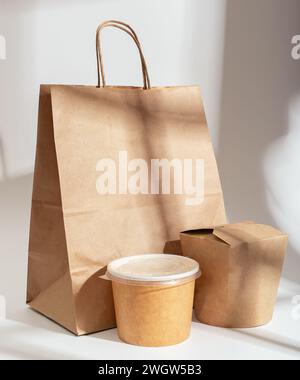 Paquet de livraison de nourriture, paquets bruns artisanaux, sacs, boîtes, récipient pour soupe, ensemble wok Banque D'Images