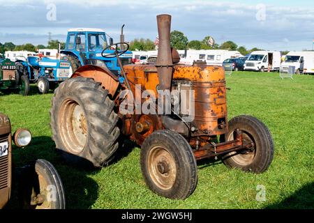 Frome, Somerset, Royaume-Uni - 23 septembre 2023 : un tracteur d'époque Field Marshall Series 3A non restauré au Somerset Festival of transport 2023 Banque D'Images