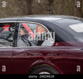 Londres, Royaume-Uni. 6 février 2024. Le roi et la reine quittent le palais Saint James et sont conduits au palais de Buckingham et c'est la première fois qu'ils sont vus en public depuis son diagnostic de cancer alors qu'il quitte Clarence House le lendemain du début de son traitement Credit : Richard Lincoln/Alamy Live News Banque D'Images