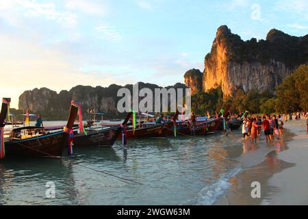 Vue en soirée sur la plage de Railay avec des bateaux à longue queue Banque D'Images