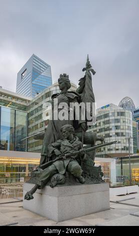 Paris, France, la Défense de Paris est une statue en bronze du sculpteur français Louis-Ernest Barrias, éditoriale seulement. Banque D'Images