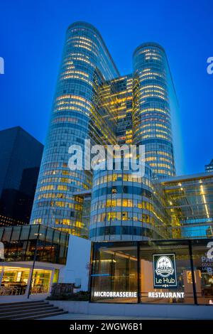 La Défense, France, illumine Skyscaper dans les quartiers de la Défense, éditorial seulement. Banque D'Images