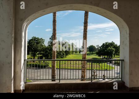 Vue aérienne sur les terrains de golf luxuriants et les champs vus depuis un balcon Banque D'Images