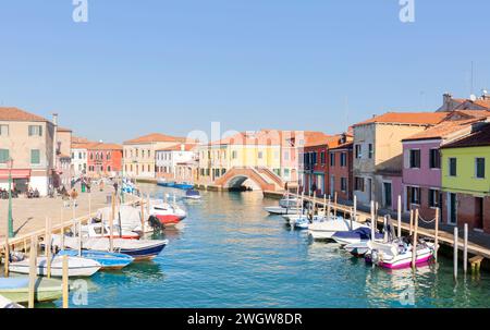 Îles de Murano, pont traversant le canal aquatique, bateaux et bateaux à moteur, bâtiments traditionnels colorés, lagon vénitien, région de Vénétie, Italie du Nord. San Banque D'Images