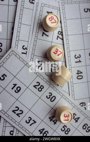 Fond de jeu Lotto. Style de vie nostalgique. Jeux de table. Jeux rétro. Amusez-vous. Barils avec numéros et cartes de papier pour jeu de bingo. Loisirs de vacances. Banque D'Images