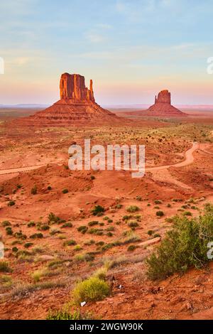 Monument Valley Mittens au lever du soleil, paysage du désert de l'Arizona Banque D'Images