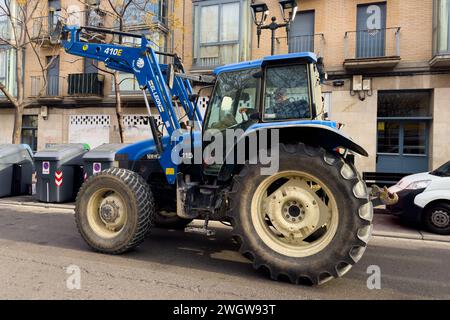 Des centaines de tracteurs bloquent plusieurs routes en Aragon et pénètrent à Saragosse, pour protester contre les réglementations de l'UE et exiger plus d'aide du gouvernement Banque D'Images