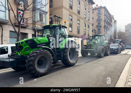 Des centaines de tracteurs bloquent plusieurs routes en Aragon et pénètrent à Saragosse, pour protester contre les réglementations de l'UE et exiger plus d'aide du gouvernement Banque D'Images