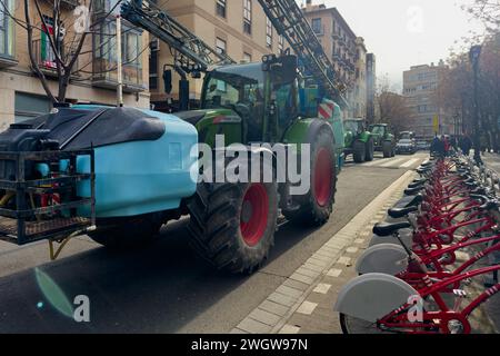 Des centaines de tracteurs bloquent plusieurs routes en Aragon et pénètrent à Saragosse, pour protester contre les réglementations de l'UE et exiger plus d'aide du gouvernement Banque D'Images