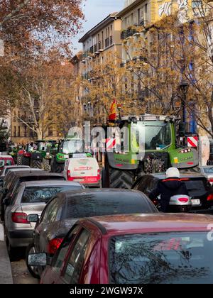 Des centaines de tracteurs bloquent plusieurs routes en Aragon et pénètrent à Saragosse, pour protester contre les réglementations de l'UE et exiger plus d'aide du gouvernement Banque D'Images