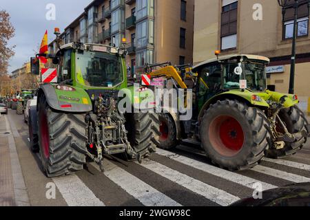 Des centaines de tracteurs bloquent plusieurs routes en Aragon et pénètrent à Saragosse, pour protester contre les réglementations de l'UE et exiger plus d'aide du gouvernement Banque D'Images