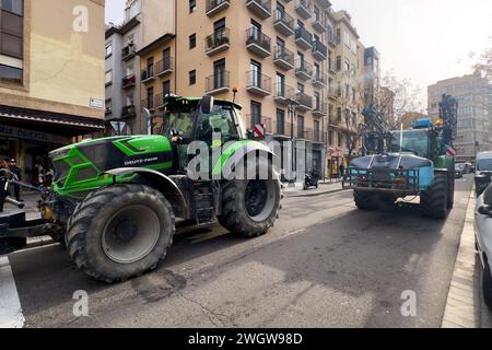 Des centaines de tracteurs bloquent plusieurs routes en Aragon et pénètrent à Saragosse, pour protester contre les réglementations de l'UE et exiger plus d'aide du gouvernement Banque D'Images