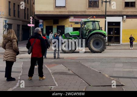 Des centaines de tracteurs bloquent plusieurs routes en Aragon et pénètrent à Saragosse, pour protester contre les réglementations de l'UE et exiger plus d'aide du gouvernement Banque D'Images