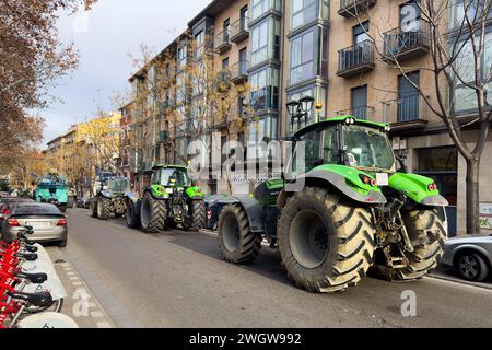 Des centaines de tracteurs bloquent plusieurs routes en Aragon et pénètrent à Saragosse, pour protester contre les réglementations de l'UE et exiger plus d'aide du gouvernement Banque D'Images