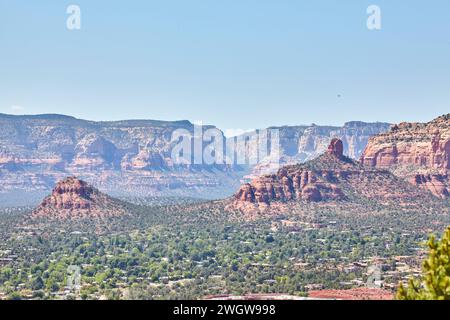 Sedona Red Rocks et Town Overlook, paysage du désert de l'Arizona Banque D'Images