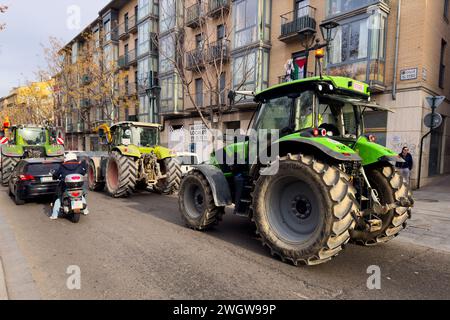 Des centaines de tracteurs bloquent plusieurs routes en Aragon et pénètrent à Saragosse, pour protester contre les réglementations de l'UE et exiger plus d'aide du gouvernement Banque D'Images