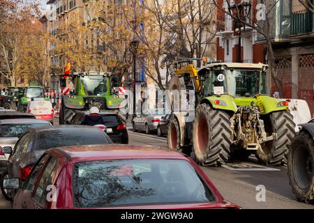 Des centaines de tracteurs bloquent plusieurs routes en Aragon et pénètrent à Saragosse, pour protester contre les réglementations de l'UE et exiger plus d'aide du gouvernement Banque D'Images