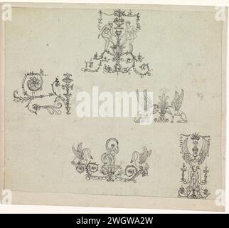 Cinq compositions ornementales symétriques, Charles percier (attribué à), c. 1800 - c. 1810 cinq compositions ornementales symétriques avec des figures et des animaux, peut-être la conception pour des garnitures de meubles. Journal de Paris. encre. ornements de stylo graphite (minéral)  art. Banque D'Images