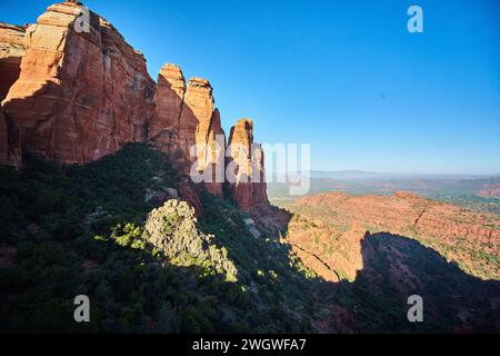 Majestueuse Red Rock Spires de Sedona avec verdure contre Blue Sky Banque D'Images