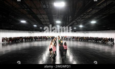 Berlin, Allemagne. 06th Feb, 2024. Les mannequins défilent sur la passerelle pendant le défilé Marc Cain à l'Arena Berlin. Crédit : Sebastian Christoph Gollnow/dpa/Alamy Live News Banque D'Images