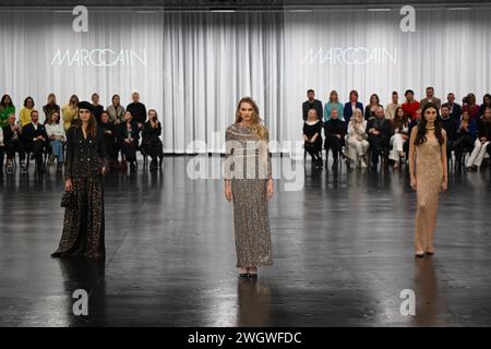 Berlin, Allemagne. 06th Feb, 2024. Les mannequins défilent sur la passerelle pendant le défilé Marc Cain à l'Arena Berlin. Crédit : Sebastian Christoph Gollnow/dpa/Alamy Live News Banque D'Images