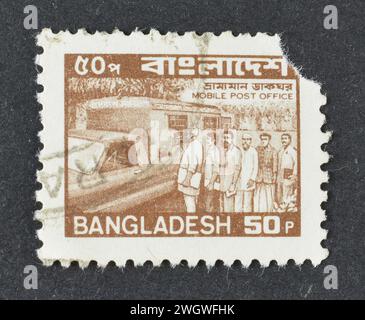 Timbre-poste imprimé par le Bangladesh, qui montre le bureau de poste Mobile, postal Communications, vers 1983. Banque D'Images