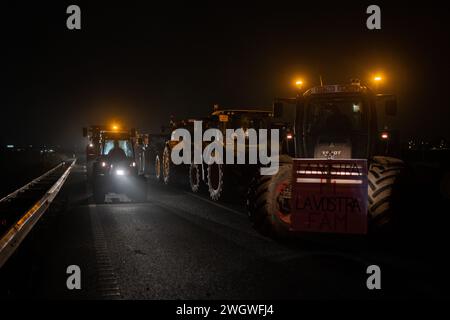 La Fondarella, Lleida, Espagne. 6 février 2024. Des centaines d'agriculteurs et d'éleveurs catalans bloquent l'accès à l'A-2 à la Fondarella, Lleida avec leurs tracteurs, rejoignant les manifestations au niveau européen dans le premier secteur. Les agriculteurs exigent la fin de la concurrence déloyale pour les produits importés de pays tiers, un soutien face aux prix excessifs dus aux effets de la sécheresse et une simplification de la bureaucratie. (Crédit image : © Marc Asensio Clupes/ZUMA Press Wire) USAGE ÉDITORIAL SEULEMENT! Non destiné à UN USAGE commercial ! Banque D'Images