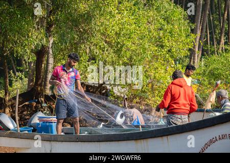 Agonda, Goa, Inde, pêcheurs préparant un filet de pêche sur le bateau, éditorial seulement. Banque D'Images