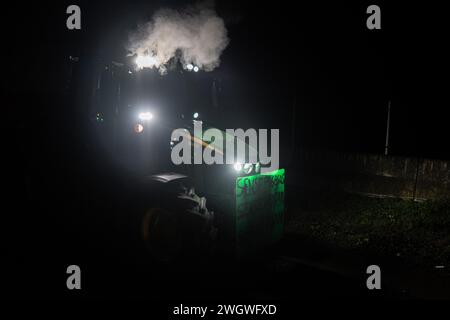 La Fondarella, Lleida, Espagne. 6 février 2024. Des centaines d'agriculteurs et d'éleveurs catalans bloquent l'accès à l'A-2 à la Fondarella, Lleida avec leurs tracteurs, rejoignant les manifestations au niveau européen dans le premier secteur. Les agriculteurs exigent la fin de la concurrence déloyale pour les produits importés de pays tiers, un soutien face aux prix excessifs dus aux effets de la sécheresse et une simplification de la bureaucratie. (Crédit image : © Marc Asensio Clupes/ZUMA Press Wire) USAGE ÉDITORIAL SEULEMENT! Non destiné à UN USAGE commercial ! Banque D'Images