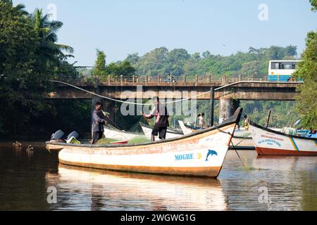 Agonda, Goa, Inde, pêcheur dans le bateau sur un lagon de la plage d'Agonda, éditorial seulement. Banque D'Images