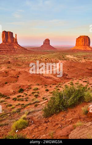 Golden Hour à Monument Valley avec Sandstone Buttes et Desert Road Banque D'Images