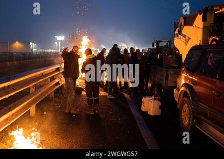 La Fondarella, Lleida, Espagne. 6 février 2024. Des centaines d'agriculteurs et d'éleveurs catalans bloquent l'accès à l'A-2 à la Fondarella, Lleida avec leurs tracteurs, rejoignant les manifestations au niveau européen dans le premier secteur. Les agriculteurs exigent la fin de la concurrence déloyale pour les produits importés de pays tiers, un soutien face aux prix excessifs dus aux effets de la sécheresse et une simplification de la bureaucratie. (Crédit image : © Marc Asensio Clupes/ZUMA Press Wire) USAGE ÉDITORIAL SEULEMENT! Non destiné à UN USAGE commercial ! Banque D'Images