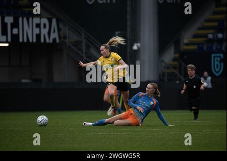 Danielle Noordermeer (ADO Den Haag) avec un tacle contre Feli Delacauw (Fortuna Sittard) lors du match Azerion Vrouwen Eredivisie entre Fortuna Sittard - ADO Den Haag au Fortuna Sittard Stadion (Martin Pitsch/SPP) crédit : SPP Sport Press photo. /Alamy Live News Banque D'Images